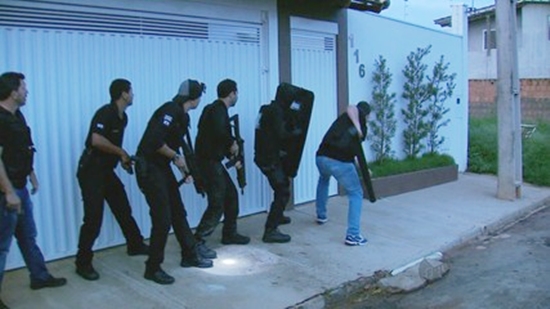 Policiais invadem casa de suspeito durante a operação no começo da manhã em Passos - MG (Foto G1 Sul de Minas)